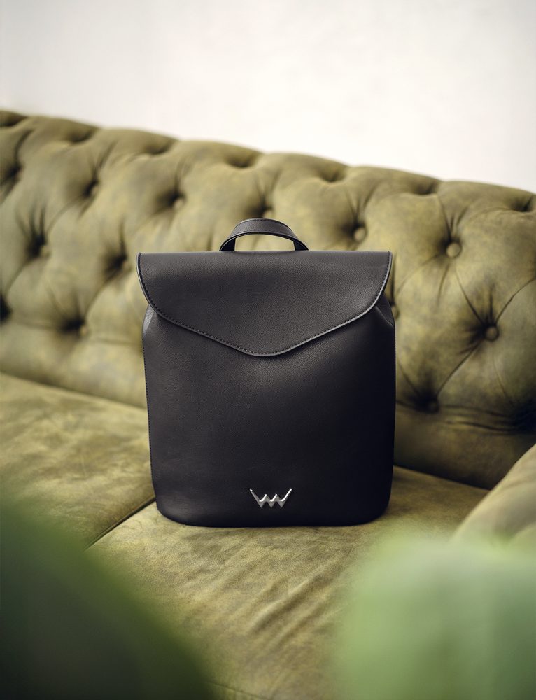 VUCH Joanna.

Priestranná vnútorná priehradka s dvojitým zapínaním - zips a patent
Praktická vonkajšia priehradka na zips na prednej aj zadnej časti batohu
Vnútorné priehradky na mobil a priehradka na zips
Nastaviteľné ramenné popruhy
 SimplyV
Simple Vušky, Simply Vuch!
Nadčasová, minimalistická a elegantná.