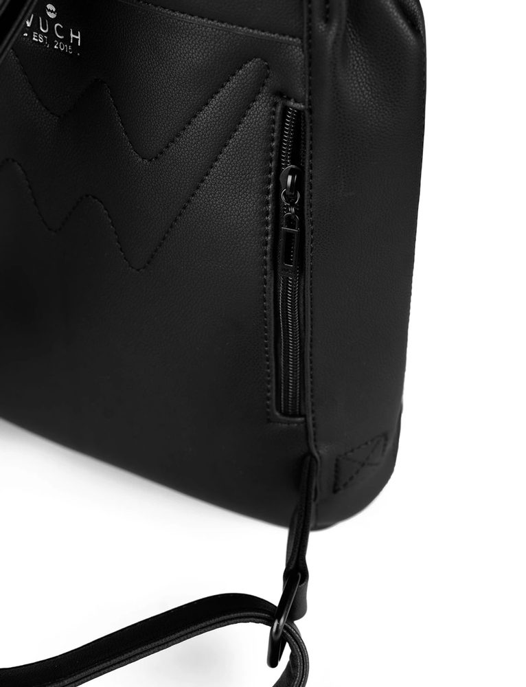 VUCH Linton.

Priestranné vnútorné vrecko s dvojitým zapínaním - zips a magnet 
Praktické vonkajšie vrecko na zips na zadnej časti batohu 
Vnútorné priehradky na mobil a vrecko na zips 
Nastaviteľné ramenné popruhy
 SimplyV
Simple Vušky, Simply Vuch!
Nadčasová, minimalistická a elegantná.