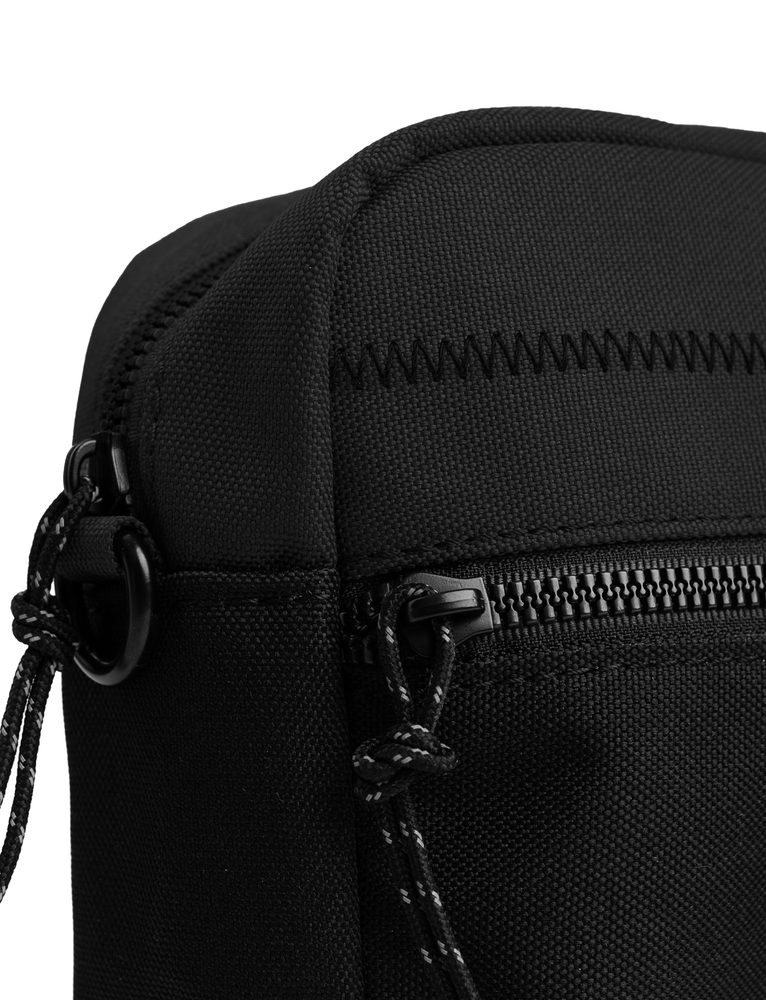 VUCH Taavi Black.

Hlavné zapínanie na zips
Vonkajšie vrecko na zips
Vnútorné priehradky 
Nastaviteľný popruh na rameno
 Pánske tašky
Dokonalosť, jednoduchosť, charakter a štýl.
