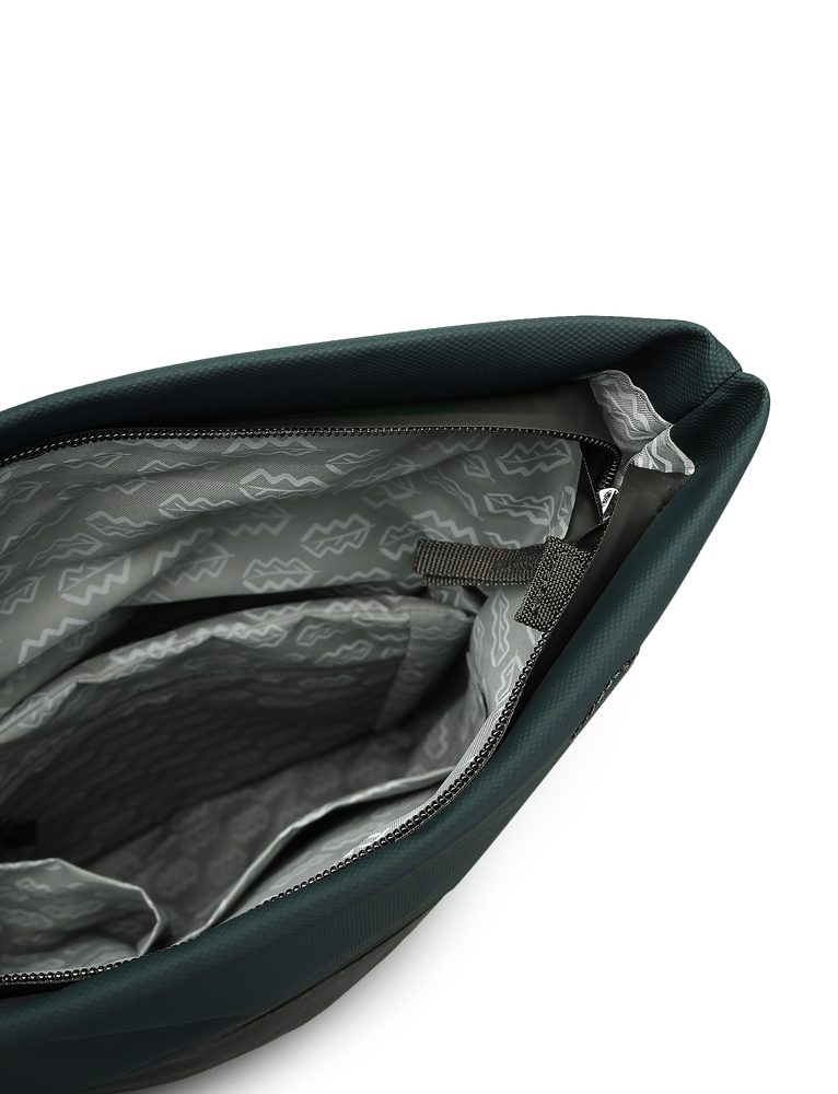 VUCH Eloy Green.

Vyrobený z recyklovaných PET fliaš
Vodotesná klopka na magnet
Tri vonkajšie vrecká na zips
Možnosť zväčšenia objemu
Polstrované ramenné popruhy a chrbát pre pohodlné nosenie
 Eco batohy
Objavte eco batohy od Vuch, vďaka ktorým bude váš ďalší výlet o niečo udržateľnejší, ale zároveň stále dosť štýlový.
Pri batohoch je naším cieľom vytvoriť dokonalú rovnováhu medzi originálnym vzhľadom, kvalitným spracovaním a udržateľným materiálom.