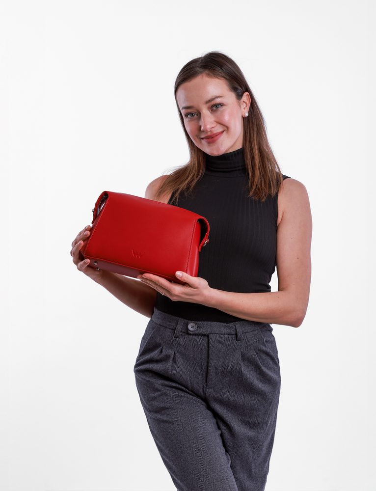 VUCH Lison Red.

Kabelka z pravej kože
Jednoduchý a čistý dizajn
Hlavné zapínanie na zips
Vnútorná priehradka na drobnosti a priehradka na zips
 Kožené kabelky 
„Všetko je raz po prvýkrát.