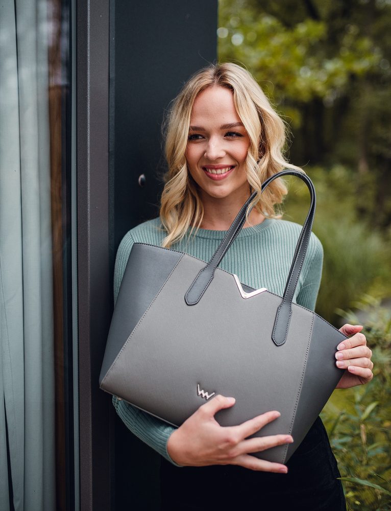 VUCH Eirene Grey.

Veľká kabelka s pevným dnom, ktoré chránia 4 kovové nožičky
Celá sa zatvára na zips, takže nič pre zlodejov
Dlhé pohodlné uchá sadnú na predlaktie aj na rameno
 Veľké kabelky
Každý má nejakú svoju prednosť.