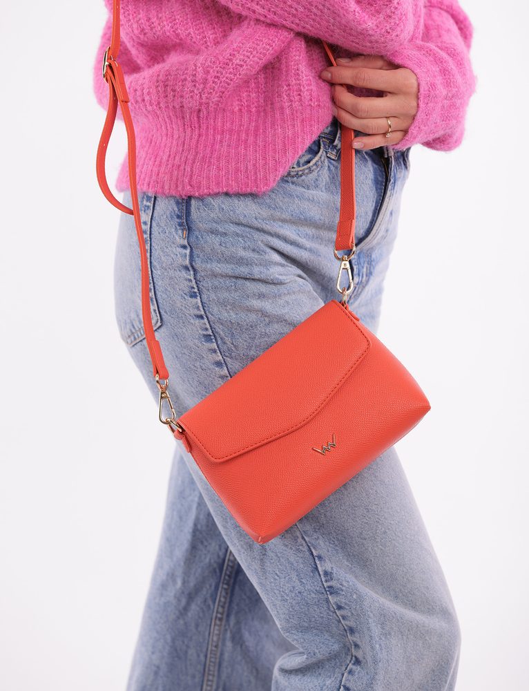 VUCH Silvano Coral Red.

Jednoduchý a čistý dizajn
Chlopňa na skrytý magnet
8 priestranných priehradiek na karty
Nastaviteľný crossbody popruh
 Crossbody
Nadčasová klasika, ktorú môžeš nosiť v lete aj v zime, do práce aj na prechádzku, k tenierkam aj lodičkám.