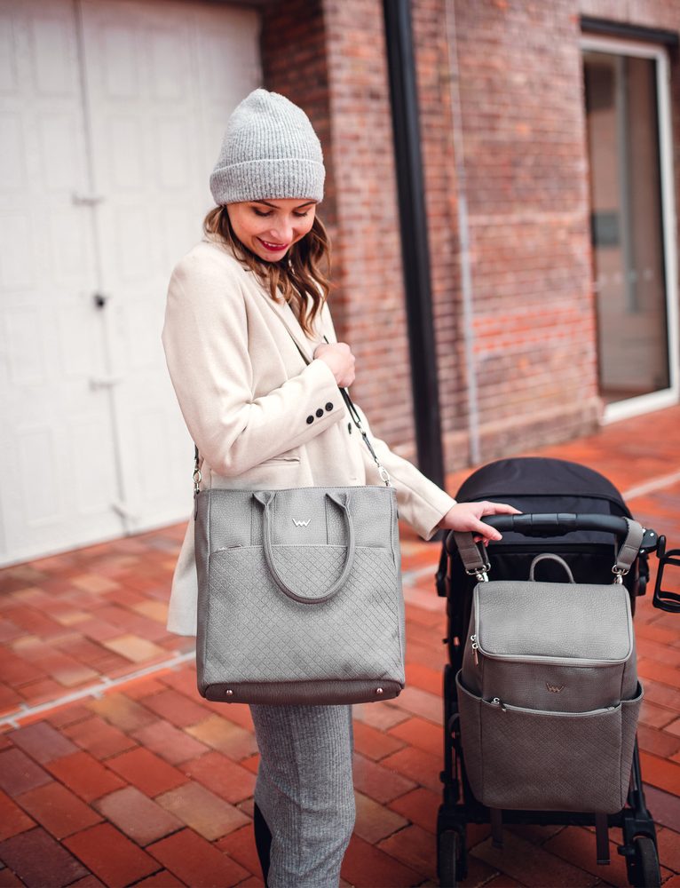 VUCH Inara Grey.

Hlavné zapínanie na zips
Pútka na pripnutie na kočík
Pevné dno chránené 4 kovovými nožičkami
Množstvo vnútorných aj vonkajších vreciek

 
  Shape of Diamond
Buď štýlová a jedinečná s Shape of Diamond!
Práve pokukávaš po klenotoch a diamantoch nášho portfólia.