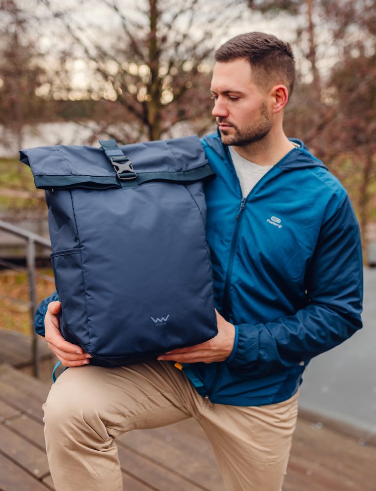 VUCH Sirius Men Blue.

Dvojité zapínanie hlavnej priehradky – zips a spona po zarolovaní
Vypolstrovaný chrbát a ramenné popruhy pre najpohodlnejšie nosenie
Vyrobený z ultra ľahkého recyklovaného nylónu
 Pánske batohy 
Dokonalosť, jednoduchosť, charakter a štýl.