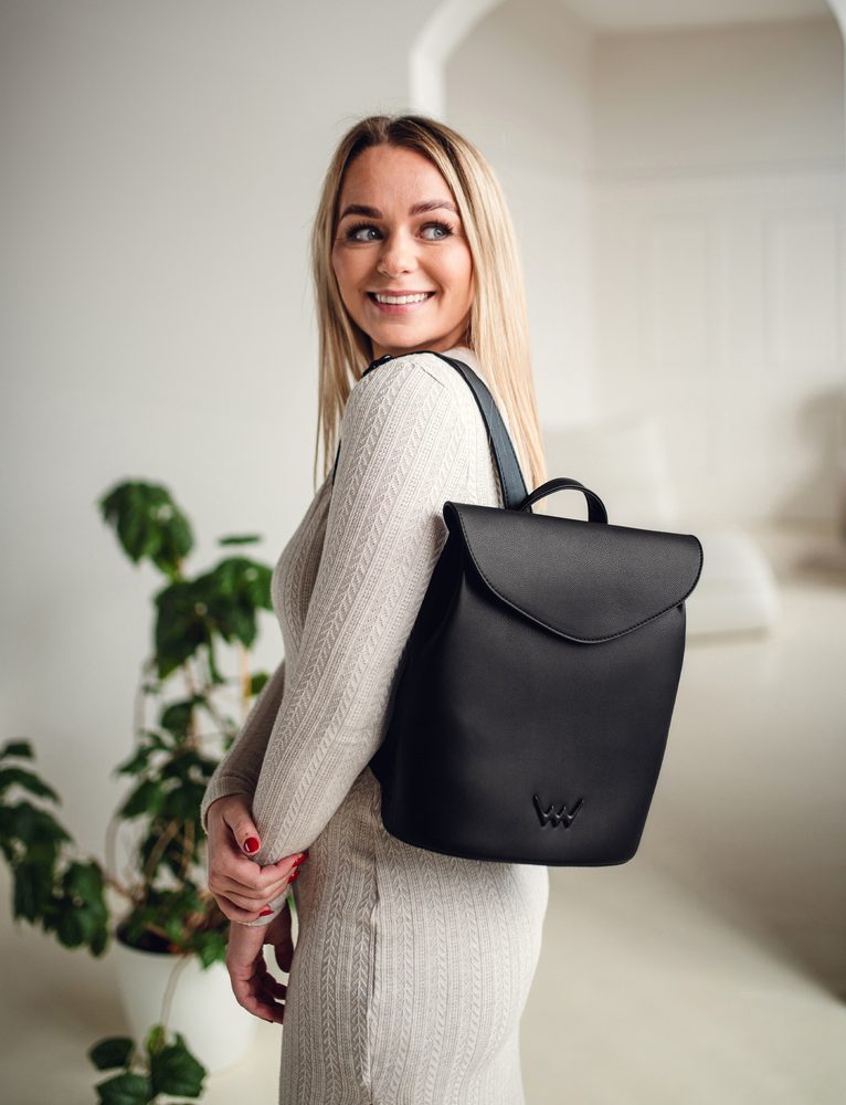 VUCH Linton.

Priestranné vnútorné vrecko s dvojitým zapínaním - zips a magnet 
Praktické vonkajšie vrecko na zips na zadnej časti batohu 
Vnútorné priehradky na mobil a vrecko na zips 
Nastaviteľné ramenné popruhy
 SimplyV
Simple Vušky, Simply Vuch!
Nadčasová, minimalistická a elegantná.