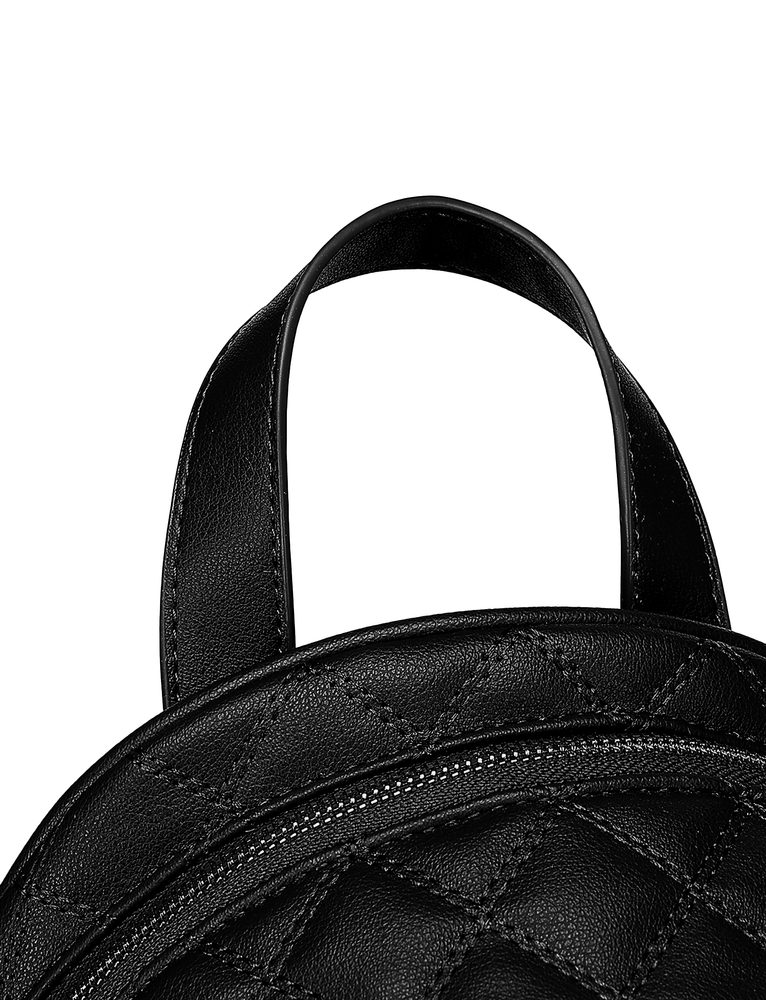 VUCH Theo Black.

Štvoruholníkové prešívanie
Priestor rozdelený do dvoch vreciek na zips
Vonkajšie vrecko na zips
Popruh na chrbte batohu pre uchytenie na kufor
 BATOHY
Batoh nemusí byť obrovská krosna, do ktorej sa zabalíš na niekoľkotýždňový roadtrip naprieč svetadielom.