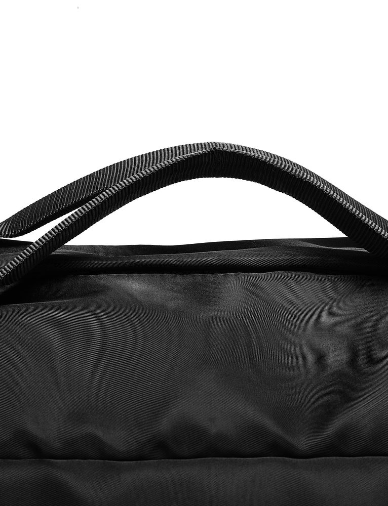 VUCH Zyro Black.

Vnútri polstrovaná kapsa na notebook aj odopínateľný kľúčenka
Na zadnej strane popruh na kufor
Bočné vrecká – ľavá úzka, pravá hlboká na obuv
Pripínací popruh cez rameno s nastaviteľnou dĺžkou
 Cestovné tašky 
Zháňaš spoločníčku, s ktorou budeš tvoriť neoddeliteľnú dvojku pri cestovaní?