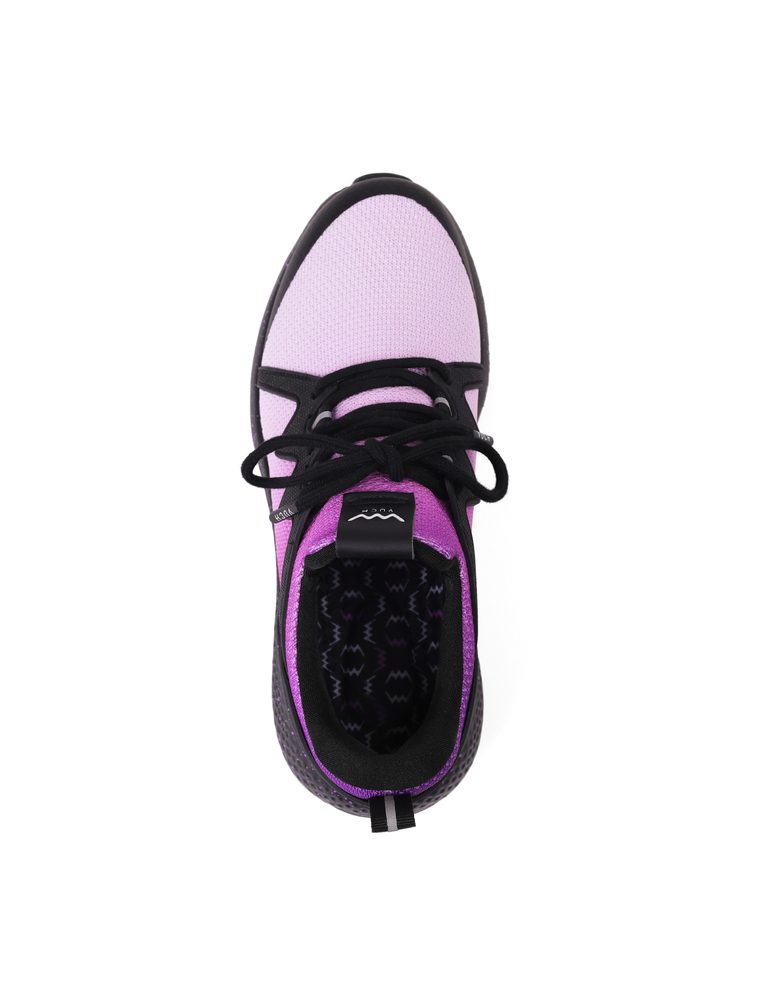 VUCH Rush Spectrum Violet - 42.

Dizajny navrhnuté v spolupráci s Martinom Brnom
Pružný priedušný zvršok
Vložka vypolstrovaná pamäťovou penou
Ľahké vyhotovenie
Drobné reflexné prvky
Spevnenie nártu silikónovými prvkami 
 OBUV
Vuch topánky sú originalita, čo šliape.