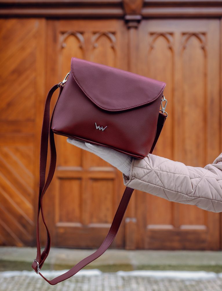 VUCH Byrsa Wine.

Elegantný dizajn
Hlavné zapínanie na magnet a zips
Kabelka rozdelená do dvoch častí
Širší popruh – zaručuje pohodlie
 Crossbody
„Keď je na nás niekto pyšný, zahreje nás to na srdci.