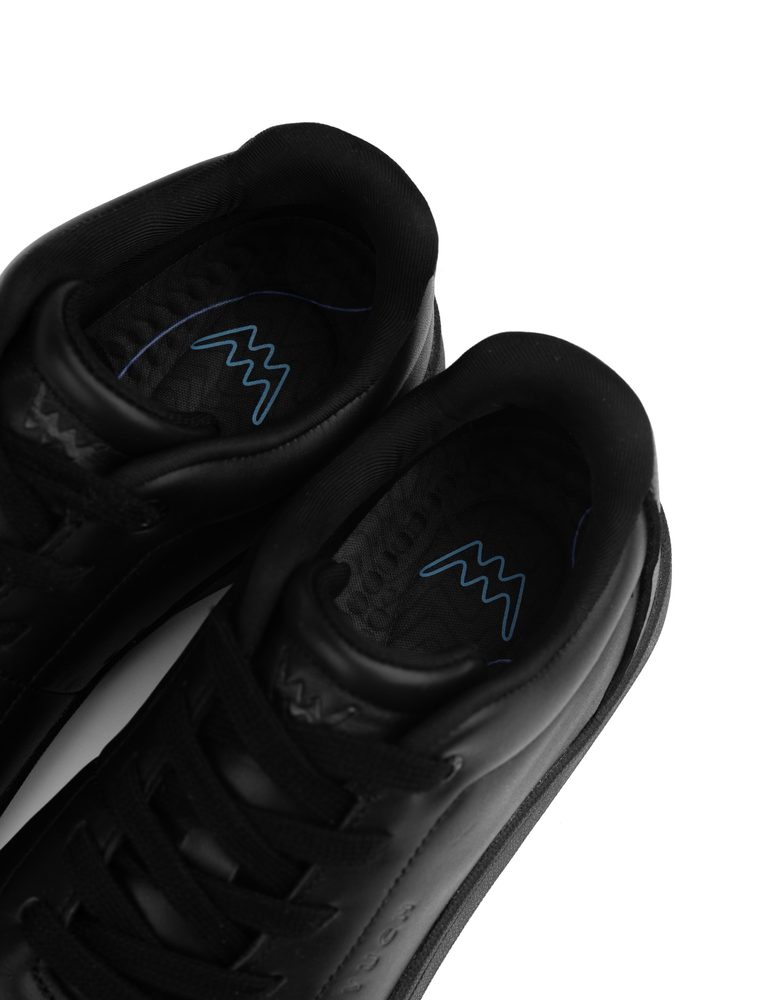 VUCH Legacy Black - 41.

Prvá kolekcia kožených topánok VUCH
Ventilácia na vnútornej strane topánky
Vnútorná tvarovaná vložka topánky vytvorená pomocou AI
Vnútorný protišmykový materiál, ktorý drží pätu na svojom mieste
Kombinácia hladkej a štruktúrovanej kože
Dizajn vytvorený v spolupráci s Martinom Brnou
 OBUV
Vuch topánky sú originalita, ktorá kráča.