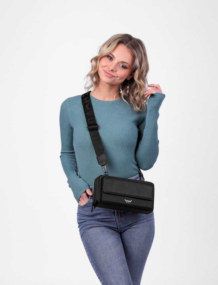 VUCH Keera Black.

Hlavný priestor rozdelený do dvoch vreciek
Vonkajšie vrecko na mobil
Vnútorné priehradky na vrecká
Široký nastaviteľný popruh z nylonu
 CROSSBODY
Keď je na nás niekto hrdý, zahreje nás to pri srdci.