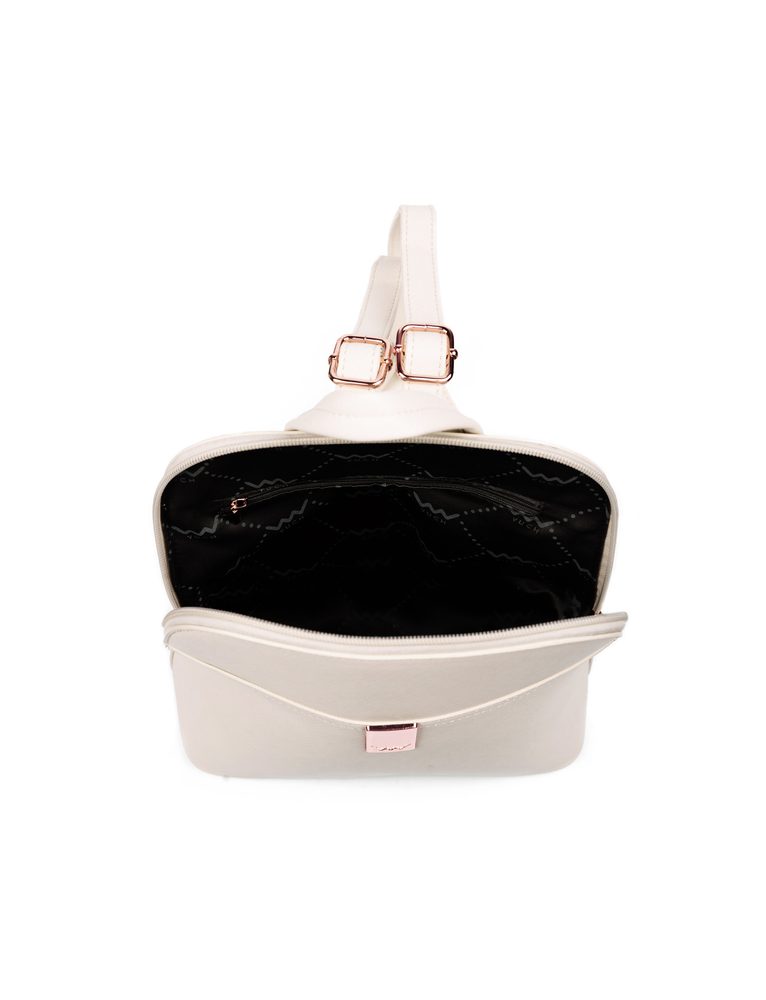 VUCH Filipa Creme.

Vystužený batôžtek v elegantnom vyhotovení
Vnútorná priehradka bez zapínania, priehradka na zips
Vonkajšia priehradka na zips
Rose gold logo Vuch
 BATÔŽTEKY
„Že máš v mysli zakorenené, že batôžteky nie sú dostatočne kombinovateľné?