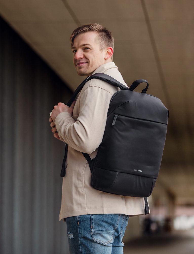 VUCH Brendon Black.

Celorozopínateľné vrecko na zips
Vonkajšie vrecko na notebook
Popruh na chrbte batohu pre uchytenie na kufor
Reflexné detaily na popruhoch batohu s vreckom na zips pre kľúče a drobnosti
Reflexné logo v prednej časti batohu
Polstrované ramenné popruhy a chrbát pre pohodlné nosenie
 Pánske batohy
Dokonalosť, jednoduchost', charakter a štýl.