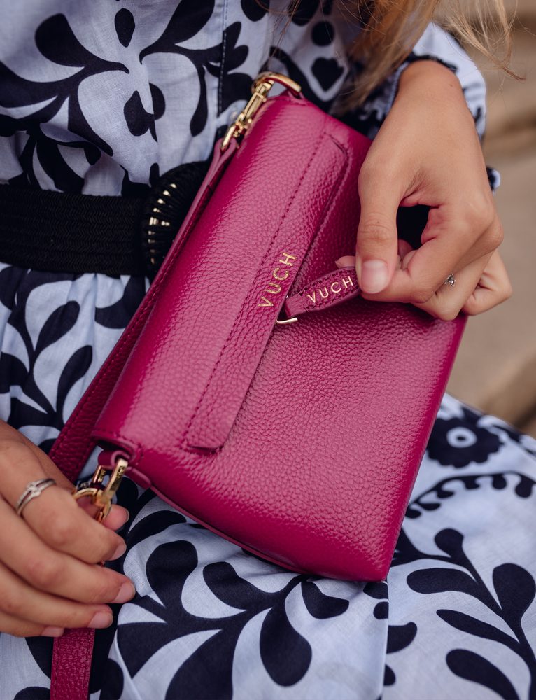 VUCH Leyra Wine.

Kabelka z vláknitej kože
Jednoduchý a čistý dizajn
Klopka na skrytý magnet
8 priestranných priehradiek na karty
Nastaviteľný crossbody popruh

  KOŽENÉ KABELKY 
Všetko je raz po prvýkrát.