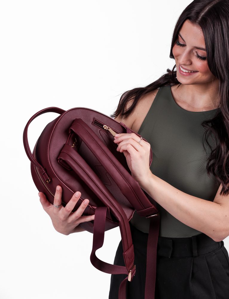 VUCH Ami Wine.

Dizajn s novým prešívaním
Hlavné zapínanie na zips s dlhými ťaháčikmi zipsu
Vonkajšia kapsička na zips
Vnútorné priehradky na drobnosti
Nastaviteľné ramenné popruhy
 BATÔŽKY
„Že máš v mysli zakorenené, že batôžky nie sú dostatočne kombinovateľné?