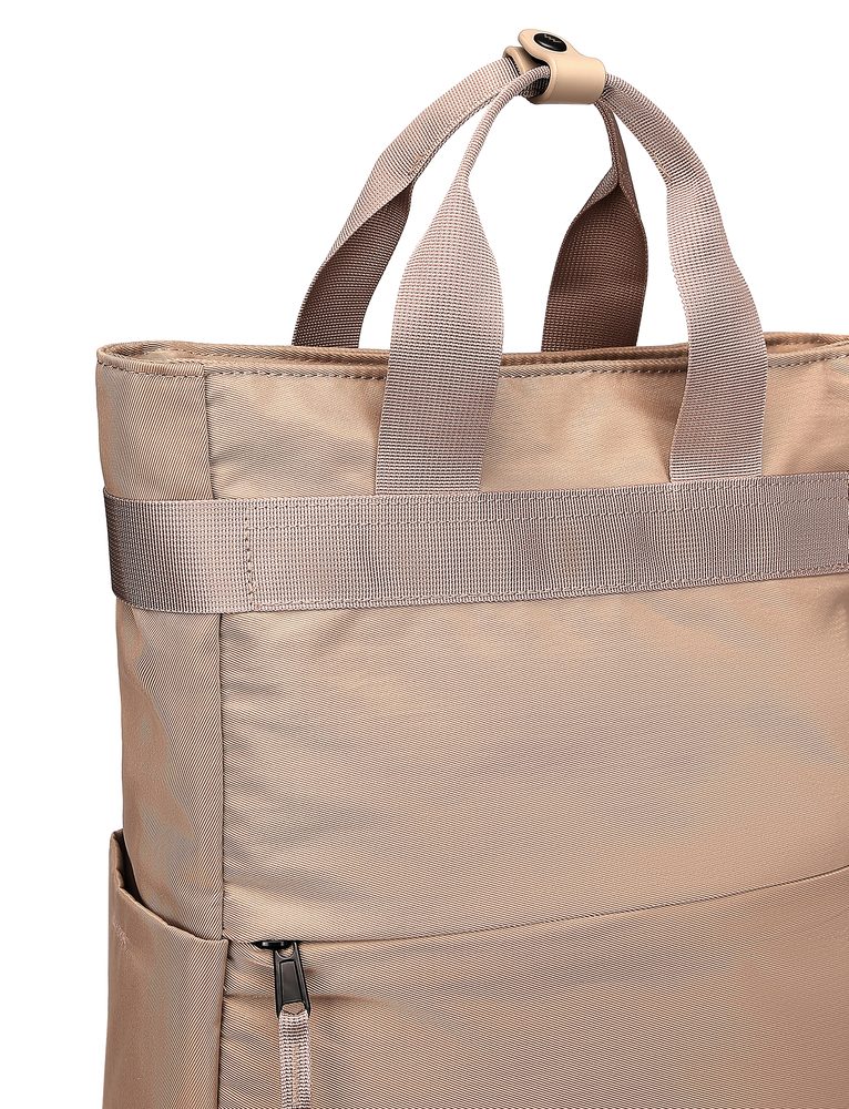 VUCH Gemyny Beige.

Hlavné zapínanie na zips
Vonkajšie vrecká na zips
Veľa vnútorných priehradiek
Zadný popruh na uchytenie na kufor
Polstrované ramenné popruhy a chrbát pre pohodlné nosenie
 Batohy
Časy, keď batohy znamenali len aktovky do školy alebo športové kúsky na vysokohorské túry, sú dávno preč.