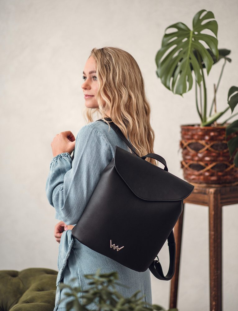 VUCH Joanna.

Priestranná vnútorná priehradka s dvojitým zapínaním - zips a patent
Praktická vonkajšia priehradka na zips na prednej aj zadnej časti batohu
Vnútorné priehradky na mobil a priehradka na zips
Nastaviteľné ramenné popruhy
 SimplyV
Simple Vušky, Simply Vuch!
Nadčasová, minimalistická a elegantná.