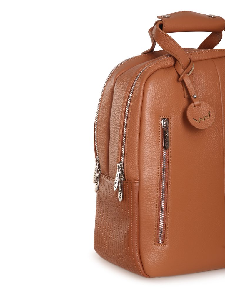 VUCH Kalimba Brown.

Batoh z pravej kože
Dve hlavné priehradky na zips
Veľa vonkajších aj vnútorných priehradiek
Nastaviteľné ramenné popruhy
 Kožené batohy
„Je nám jasné, že bez poriadneho koženého batohu sa dá žiť.