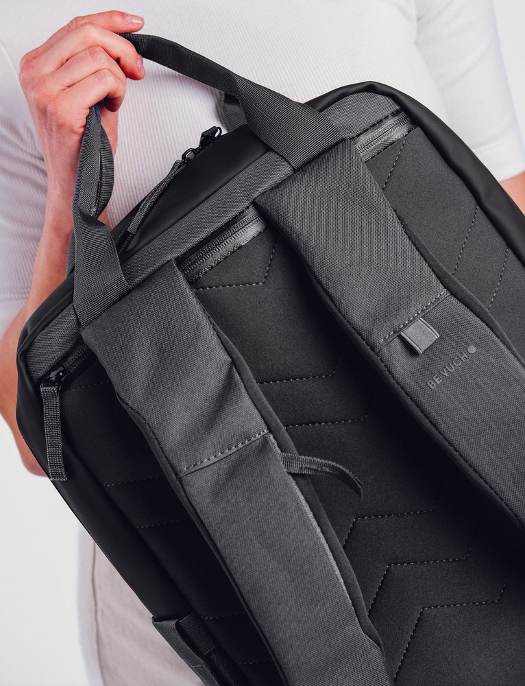 VUCH Kees Grey.

Priestranný batoh s množstvom vreciek
Nepremokavý materiál
Odolné pogumovanie v spodnej časti
Vrecko na zips na popruhu
 BATOHY
Časy, keď batohy znamenali len aktovky do školy alebo športové kúsky na vysokohorské túry, sú dávno preč.