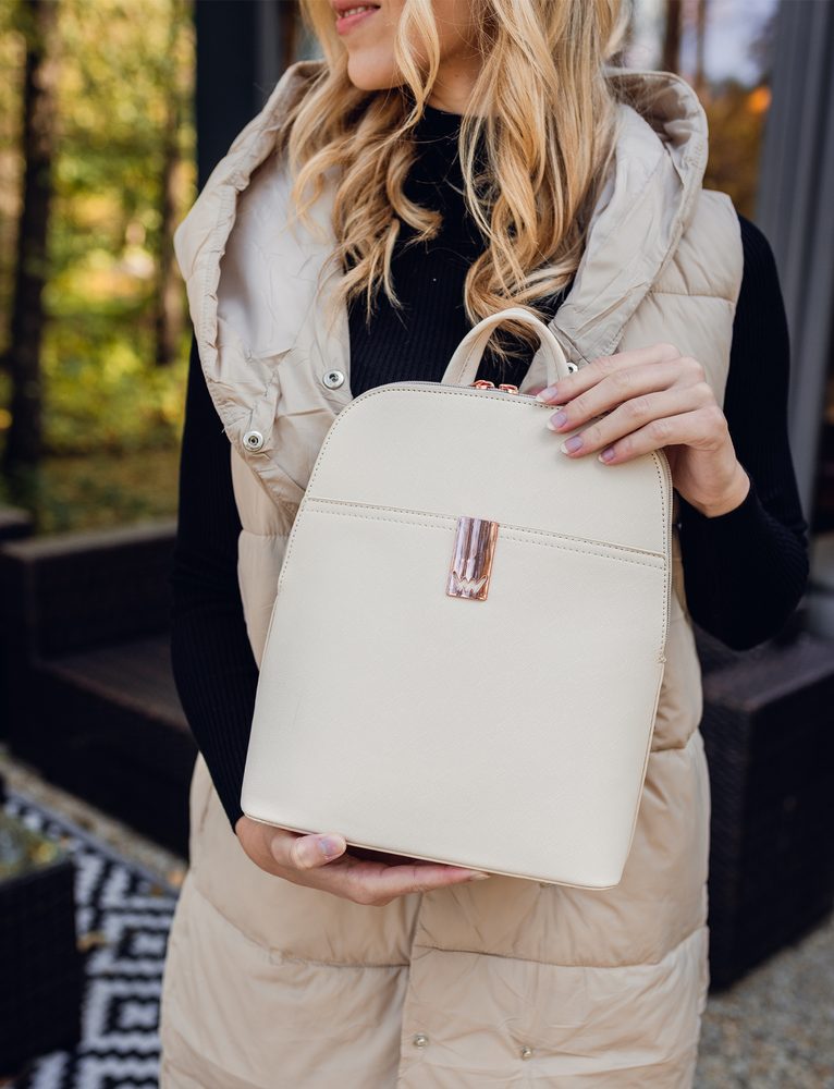 VUCH Filipa Creme.

Vystužený batôžtek v elegantnom vyhotovení
Vnútorná priehradka bez zapínania, priehradka na zips
Vonkajšia priehradka na zips
Rose gold logo Vuch
 BATÔŽTEKY
„Že máš v mysli zakorenené, že batôžteky nie sú dostatočne kombinovateľné?