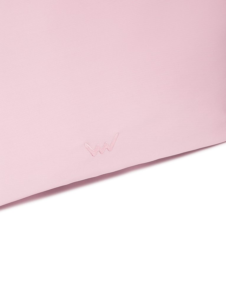 VUCH Herea Pink.

Kabelka z ľahkého materiálu
Hlavné zapínanie na magnet
Bočné magnety na úpravu objemu
Vnútorná kapsa na zips a priehradka bez zapínania
Súčasťou kabelky je popruh cez rameno
 Aira
Zažij ľahkosť na vlastnej koži.
Produkty z materiálu AIRA boli navrhnuté s dôrazom na praktickosť – sú ľahké ako pierko, vodoodolné a ľahko udržiavateľné.
Priprav sa na lásku na prvý pohľad.