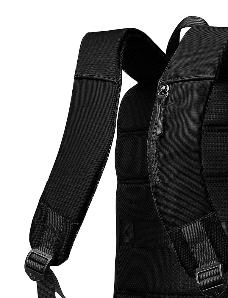 VUCH Brendon Black.

Celorozopínateľné vrecko na zips
Vonkajšie vrecko na notebook
Popruh na chrbte batohu pre uchytenie na kufor
Reflexné detaily na popruhoch batohu s vreckom na zips pre kľúče a drobnosti
Reflexné logo v prednej časti batohu
Polstrované ramenné popruhy a chrbát pre pohodlné nosenie
 Pánske batohy
Dokonalosť, jednoduchost', charakter a štýl.