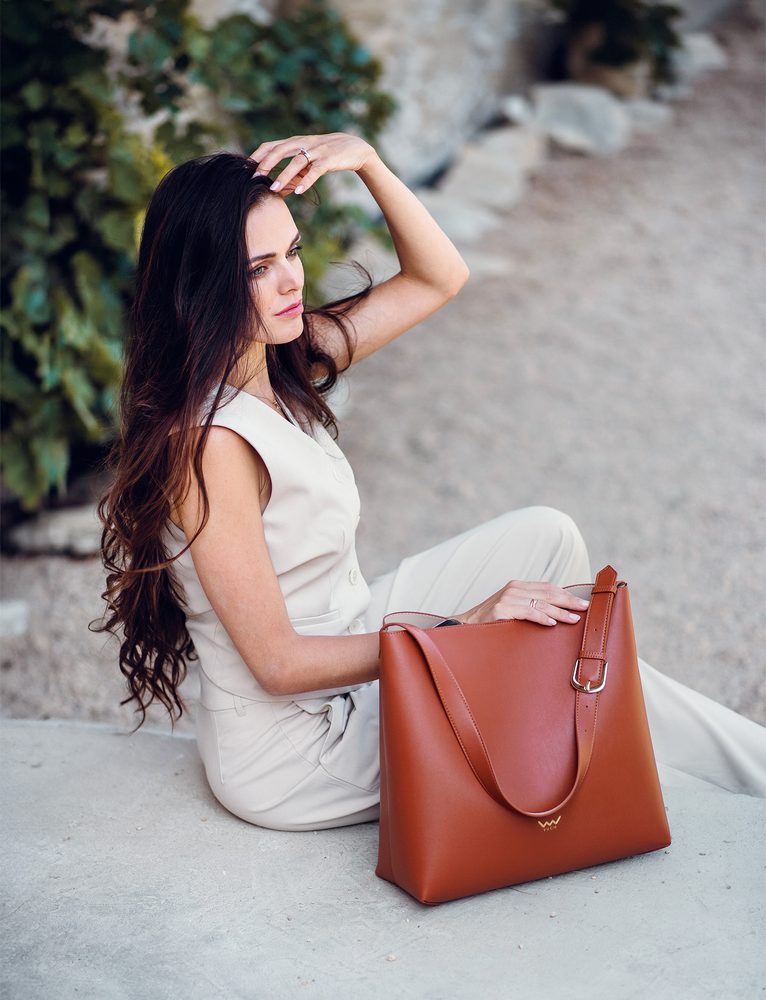 VUCH Justeene Brown.

Elegantná kabelka z kolekcie SimplyV
Vnútorné vrecko na zips na drobnosti
Zapínanie na magnet
Zmestí sa do nej A4 aj menší notebook
 SimplyV
Simple Vušky, Simply Vuch!
Nadčasová, minimalistická a elegantná.