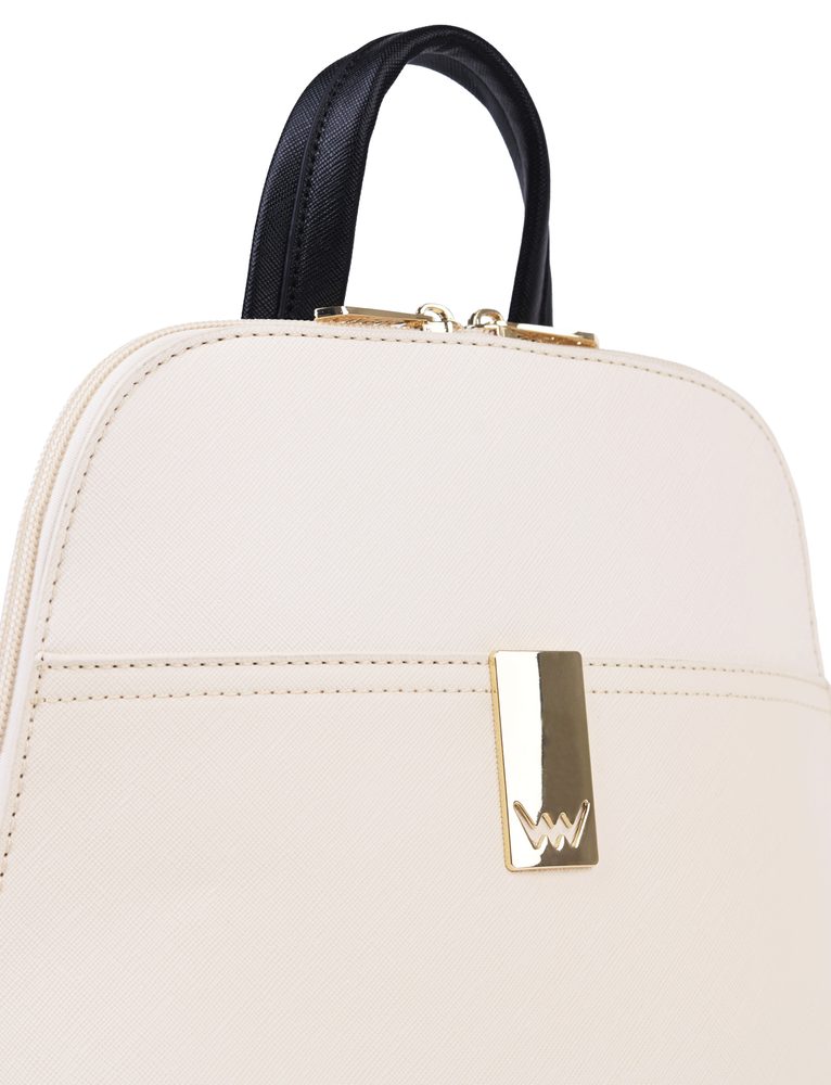 VUCH Filipa Beige.

Vystužený batôžtek v elegantnom vyhotovení
Vnútorná priehradka bez zapínania, priehradka na zips
Vonkajšia priehradka na zips
Rose gold logo Vuch
 BATÔŽTEKY
„Že máš v mysli zakorenené, že batôžteky nie sú dostatočne kombinovateľné?