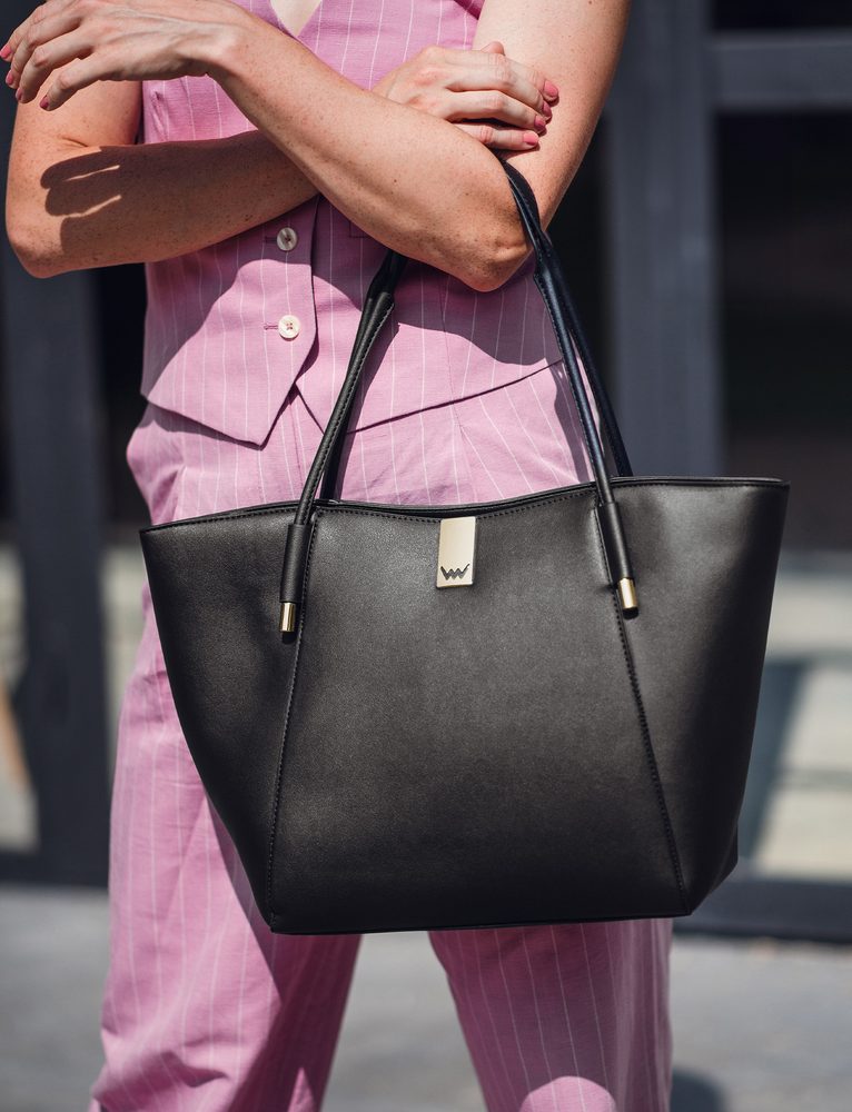 VUCH Laurie Simply Black.

Veľká kabelka s pevným dnom
Celá sa zatvára na zips, takže nič pre nenechavcov
Dlhé pohodlné ušká sedia na predlaktí aj na ramene
 SimplyV
Simple Vušky, Simply Vuch!
Nadčasová, minimalistická a elegantná.