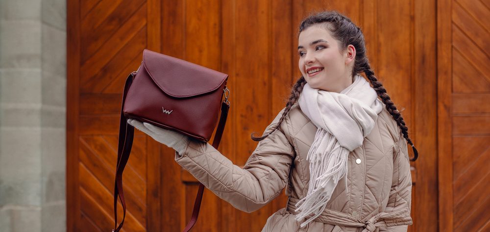 VUCH Byrsa Wine.

Elegantný dizajn
Hlavné zapínanie na magnet a zips
Kabelka rozdelená do dvoch častí
Širší popruh – zaručuje pohodlie
 Crossbody
„Keď je na nás niekto pyšný, zahreje nás to na srdci.