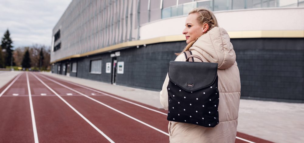 VUCH Joanna Dotty Scipion.

Dvojité hlavné zapínanie – zips a magnet
Vnútorné aj vonkajšie priehradky na zips
Vnútorné priehradky bez zapínania
Spevnené ramenné popruhy
 Batohy 
„Praktickosť, komfort a funkčnosť.