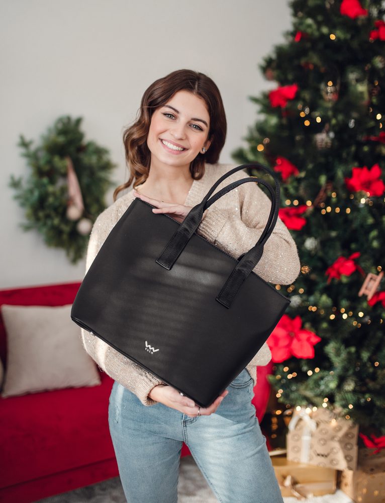 VUCH Wennie.
Vnútorné usporiadanie bude baviť každú organizovanú ženu.

Hlavné zapínanie na 2 magnety
Veľké vrecko na zips
Vnútri mini peňaženka na drobnosti (90 x 140 mm)
Súčasťou kabelky je crossbody popruh
 SimplyV
Simple Vušky, Simply Vuch!
Nadčasová, minimalistická a elegantná.