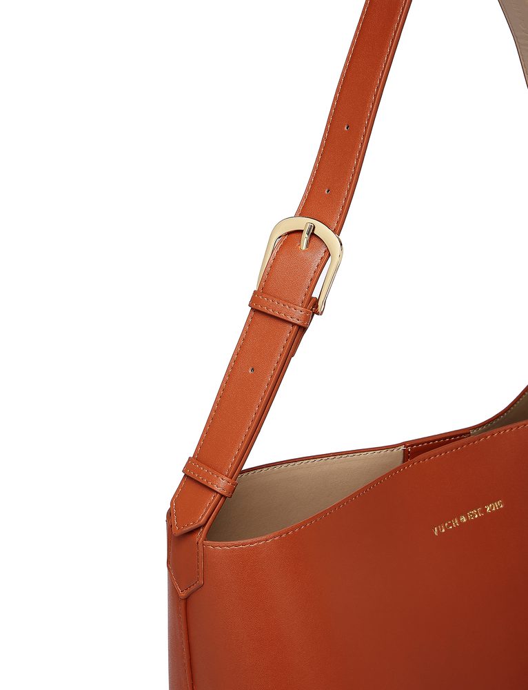 VUCH Justeene Brown.

Elegantná kabelka z kolekcie SimplyV
Vnútorné vrecko na zips na drobnosti
Zapínanie na magnet
Zmestí sa do nej A4 aj menší notebook
 SimplyV
Simple Vušky, Simply Vuch!
Nadčasová, minimalistická a elegantná.