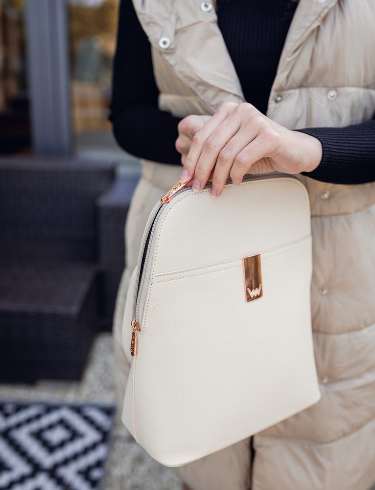VUCH Filipa Creme.

Vystužený batôžtek v elegantnom vyhotovení
Vnútorná priehradka bez zapínania, priehradka na zips
Vonkajšia priehradka na zips
Rose gold logo Vuch
 BATÔŽTEKY
„Že máš v mysli zakorenené, že batôžteky nie sú dostatočne kombinovateľné?