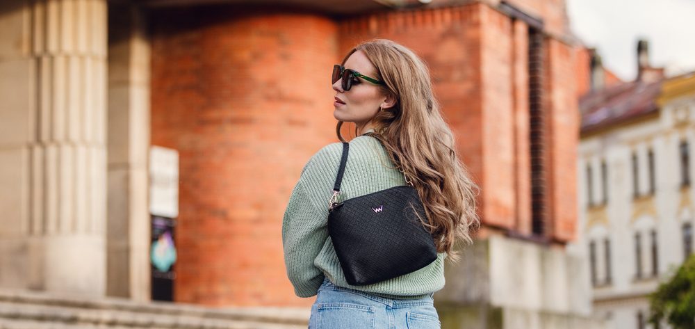 VUCH Coalie Diamond Black.

Popruh cez rameno
Hlavné uzatváranie na zips
Logo Vuch 
 Shape of Diamond
Buď štýlová a jedinečná s Shape of Diamond!
Práve pokukávaš po klenotoch a diamantoch nášho portfólia.