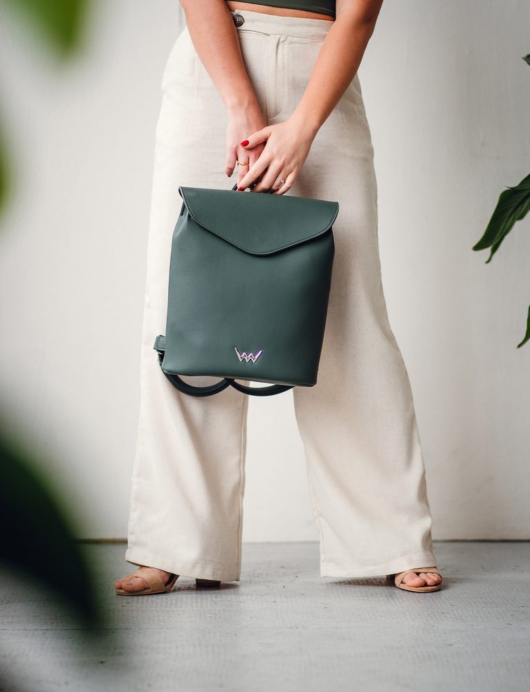 VUCH Joanna Khaki.

Priestranná vnútorná priehradka s dvojitým zapínaním - zips a patent
Praktická vonkajšia priehradka na zips na prednej aj zadnej časti batohu
Vnútorné priehradky na mobil a priehradka na zips
Nastaviteľné ramenné popruhy
 BATOHY 
„Praktickosť, komfort a funkčnosť.