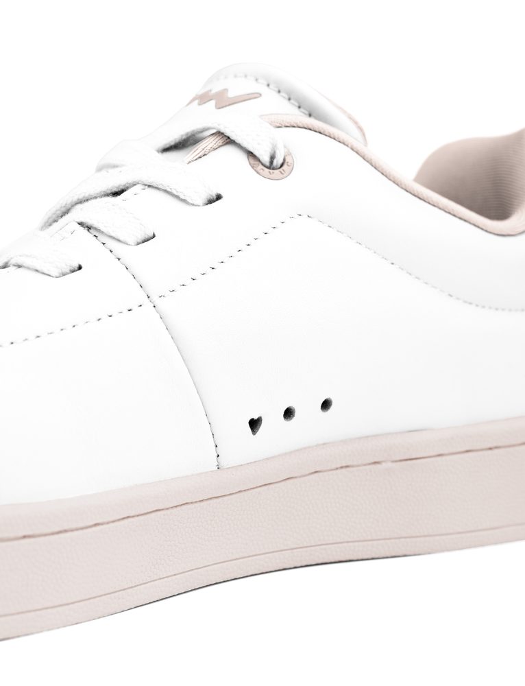 VUCH Legacy Off White - 42.

Prvá kolekcia kožených topánok VUCH
Ventilácia na vnútornej strane topánky oo♥
Vnútorná tvarovaná vložka topánky vytvorená pomocou AI
Vnútorný protišmykový materiál, ktorý drží pätu na svojom mieste
Kombinácia hladkej a štruktúrovanej kože
Design vytvorený v spolupráci s Martinom Brnou
 OBUV
Vuch topánky sú originalita, ktorá kráča.