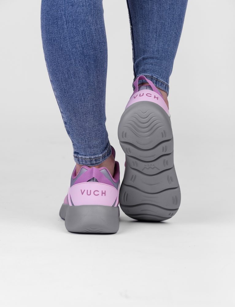 VUCH Flash E Moonlight - 42.

Vyrobené z recyklovaných materiálov
Ľahká, odolná a anatomicky tvarovaná podrážka
Tvarovaná vnútorná vložka s jedinečnou AI potlačou
 OBUV
Vuch topánky sú originalita, ktorá šliape.