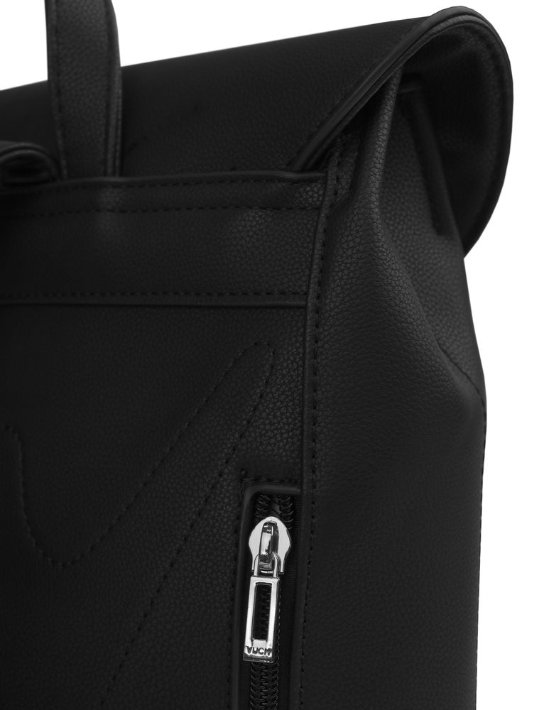 VUCH Joanna.

Priestranná vnútorná priehradka s dvojitým zapínaním - zips a patent
Praktická vonkajšia priehradka na zips na prednej aj zadnej časti batohu
Vnútorné priehradky na mobil a priehradka na zips
Nastaviteľné ramenné popruhy
 SimplyV
Simple Vušky, Simply Vuch!
Nadčasová, minimalistická a elegantná.