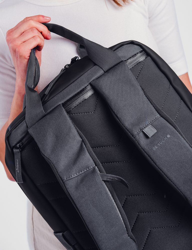 VUCH Kees Grey.

Priestranný batoh s množstvom vreciek
Nepremokavý materiál
Odolné pogumovanie v spodnej časti
Vrecko na zips na popruhu
 BATOHY
Časy, keď batohy znamenali len aktovky do školy alebo športové kúsky na vysokohorské túry, sú dávno preč.