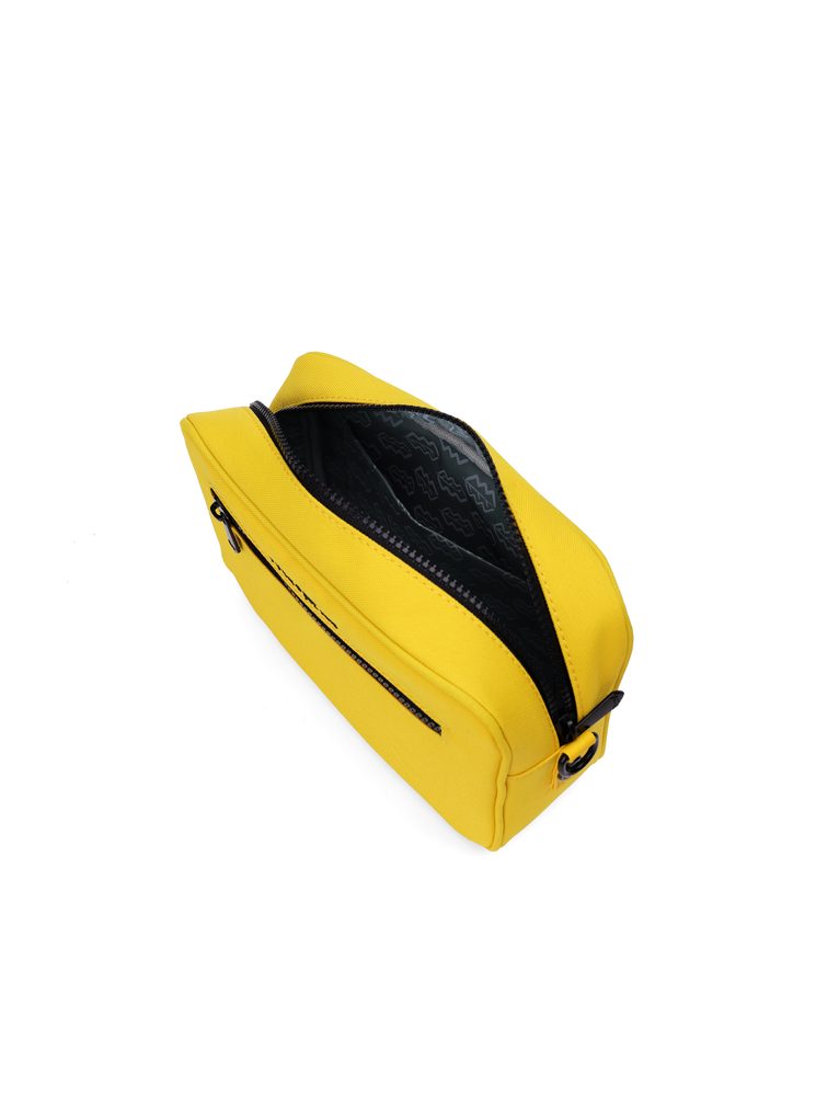 VUCH Sigi Yellow.

Odolný a nepremokavý eko materiál
Nielen farebný, ale aj pohodlný nastaviteľný tkaný popruh
Prekvapivo priestranná crossbody
Ideálna tiež na nosenie à la ľadvinka
Skrytá zadná priehradka na zips
 Eco kabelky
„Udržateľnosť, šetrnosť, ohľaduplnosť.