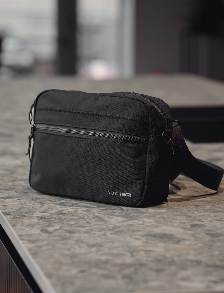 VUCH Taavi Black.

Hlavné zapínanie na zips
Vonkajšie vrecko na zips
Vnútorné priehradky 
Nastaviteľný popruh na rameno
 Pánske tašky
Dokonalosť, jednoduchosť, charakter a štýl.