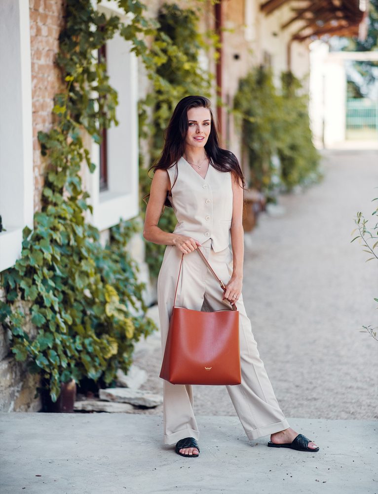 VUCH Justeene Brown.

Elegantná kabelka z kolekcie SimplyV
Vnútorné vrecko na zips na drobnosti
Zapínanie na magnet
Zmestí sa do nej A4 aj menší notebook
 SimplyV
Simple Vušky, Simply Vuch!
Nadčasová, minimalistická a elegantná.