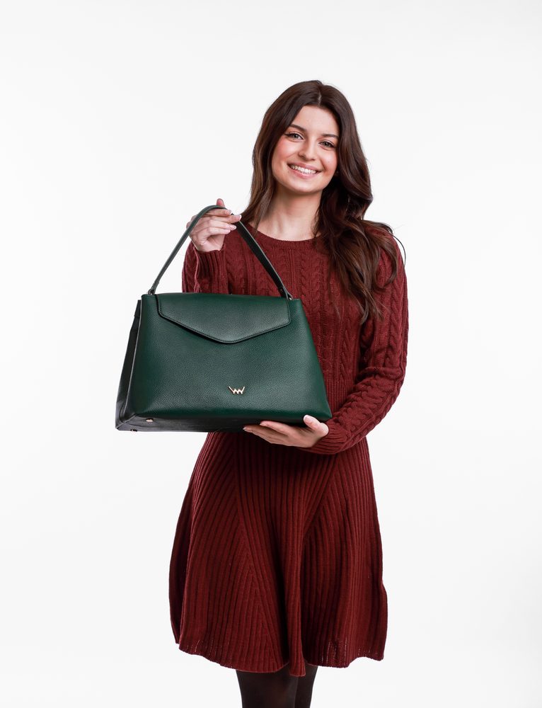 VUCH Veyra Green.

Kabelka z vláknitej kože
Hlavné zapínanie na magnet
Vonkajšie skryté vrecko na zips
Dve možnosti nosenia - do ruky aj ako crossbody

  Kožené kabelky
Kolekcia kožených kabeliek nadchne aj tie najnáročnejšie.