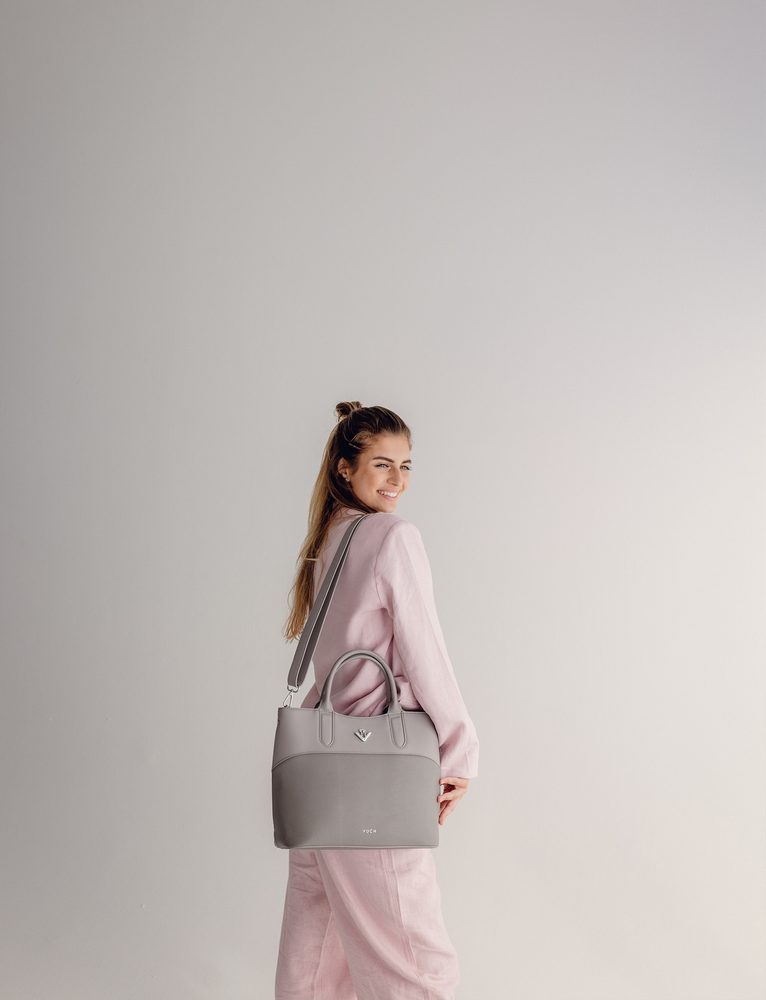 VUCH Christel Divide Grey.

Elegantná business kabelka
Zdobená štýlovým kovovým logom Vuch
Crossbody popruh pre pohodlné nosenie
Zadné vrecko na zips na drobnosti
 Kabelky do ruky
Premýšľaš, že si kúpiš kabelku do ruky, ktorú už z ruky nikdy nedáš?