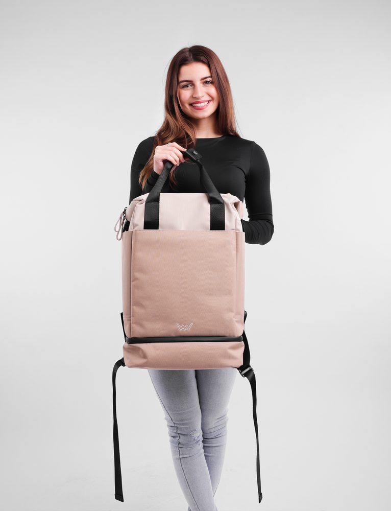 VUCH Jorin Beige.

Priestranný batoh s množstvom vreciek
Vyrobený z recyklovaného materiálu
Spodný priestor možno využiť napríklad na obuv
Vrecko na zips na popruhu
 Eco batohy
Objavte eco batohy od Vuch, vďaka ktorým bude váš ďalší výlet o niečo udržateľnejší, ale zároveň stále dosť štýlový.
Pri batohoch je naším cieľom vytvoriť dokonalú rovnováhu medzi originálnym vzhľadom, kvalitným spracovaním a udržateľným materiálom.