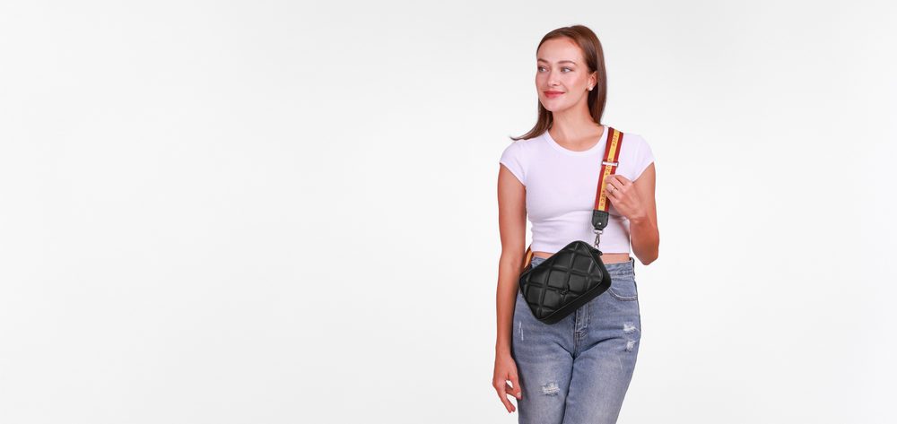 VUCH Massimo Mini Black.

Hlavná kapsa na zips
Vnútorné priehradky na karty
Vnútorná kapsa na drobnosti
Kontrastný crossbody popruh
 Mini kabelky
Mobil, peňaženka, kľúče, viac nič.