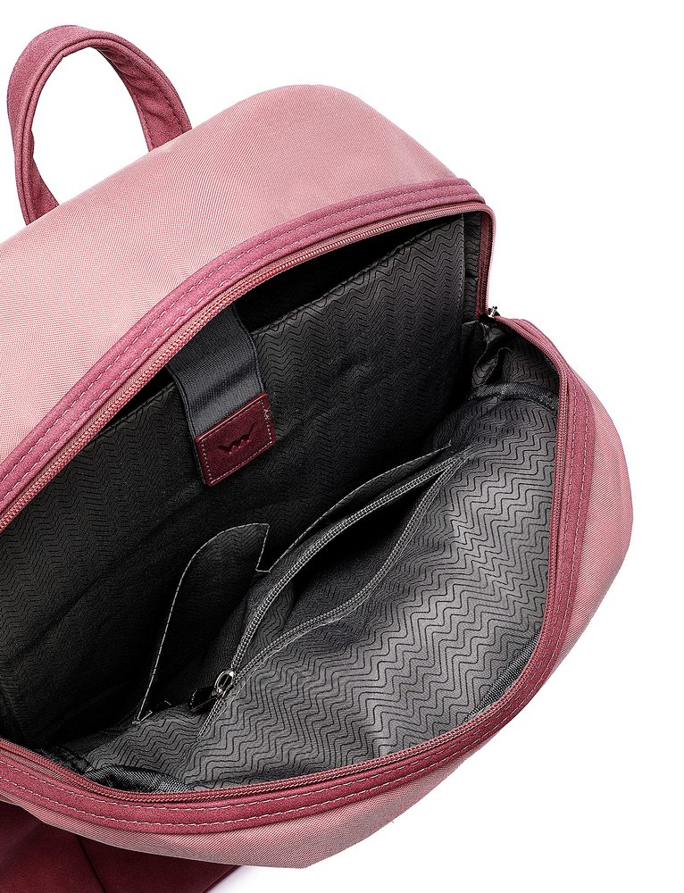 VUCH Zane TC Wine.

Odolný mestský batoh z kolekcie TechniC
Veľké predné vrecko na zips
Polstrovaný chrbát aj popruhy
Oddelené vnútorné vrecko na notebook
Uchytenie na kufor
 TechniC
Kolekcia inšpirovaná mestom aj prírodou!
Batohy Mellora a Noel už nejaký čas kraľujú na tróne obľúbenosti a z ich predností vzniklo hneď niekoľko parádnych následníkov.