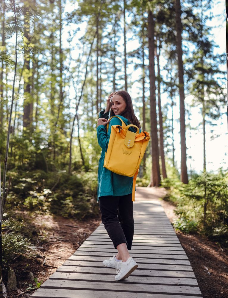 VUCH Mellora Yellow.

Vnútorný oddelený priestor na mini notebook
Vnútorná malá priehradka na zips
Zapínanie na zips, je možné aj na patent 
Nastaviteľné ramenné popruhy
Extrémne pevný a odolný materiál
 BATOHY 
„Praktickosť, komfort a funkčnosť.